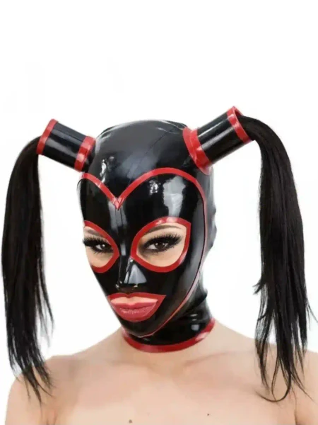 Cagoule en latex avec nattes et bordure contrastée