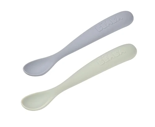 BÉABA, Lot de 2 Cuillères en Silicone Bébé/Enfant 1er Âge - Dès 4 mois, Souple - Bout arrondi - Manche long et Ergonomique, Boite de transport - Finition Anti Poussière - Galet/Vert de gris
