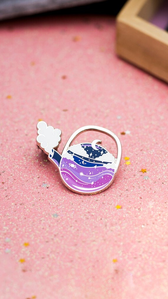 Épingle en émail magique de théière, épinglette galaxie, épingle kawaii mignonne, cadeau d’amateur de thé, épingle en émail de lune, épingle en veste en denim, épingle en émail esthétique