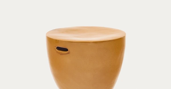 Table d'appoint extérieure Mesquida en céramique finition moutarde émaillée Ø 45 cm | Kave Home France