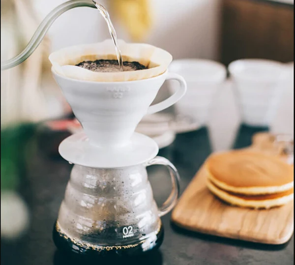 Morgane & Sandhyni - Hario carafe 2-5 tasses en verre pour V60 avec support | MaxiCoffee.com
