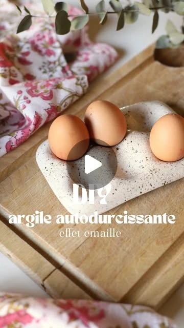 Léa S.B. • Décoratrice d’intérieur / DIY mama on Instagram: "Tuto argile autodurcissante porte œufs 🐣C’est bientôt Pâques et j’en ai vu pas mal… J’avais envie de proposer ma version ! Toujours très simple, peu de matériel pour un effet céramique très glossy ✨Ça vous plaît ?#argileautodurcissante #airdryclay #porteoeufs #eggtray #diyclay"