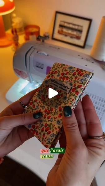 LAURA 🪩 on Instagram: "Protège passeport, le tuto. 🗺️🪡Si comme moi t’aimes bien personnaliser tes affaires, tu vas aimer ce diy couture debutant ultra simple.Moi j’ai utilisé un seul et même tissu (je suis fan de ce coupon vintage 🍓) mais vous pouvez varier les plaisir et faire un revêtement avec des rabats différents.N’hésitez pas à me partager vos créas, à republier la vidéo et à enregistrer pour reproduire le tuto.Enjoy 💋"