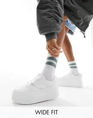 London Rebel Wide Fit - Baskets à semelle plateforme et empiècements chunky - Blanc