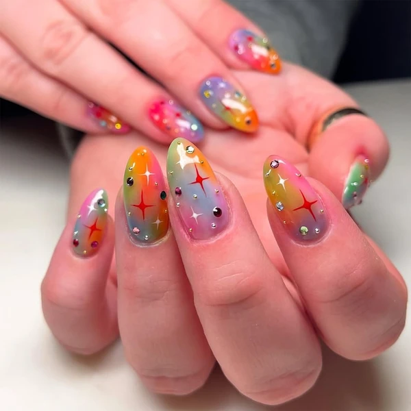 Ongles brillants arc-en-ciel | Ongles étoiles dégradés colorés | Presse Fun Festival | Ongles de fête en strass | Ongles éclatants | DB385H