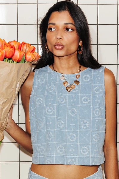 Crop top en jean brodé