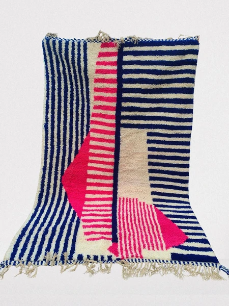 Tapis berbère moderne aux motifs abstraits et rayures