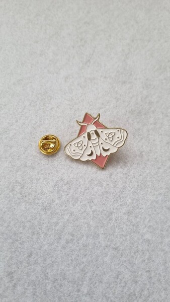 White Moth - Badge d’épingle en émail, épingle à revers, badge d’épingle à papillon céleste, épingle à longe, épingle à sac à dos, collectionneur d’épingles, épingle à papillon de lune, épingle à mite blanche
