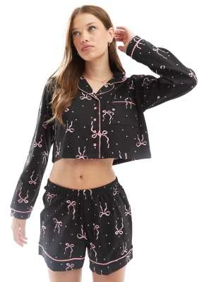 Wednesday's Girl - Pyjama à imprimé nœud avec chemise à manches longues et short - Noir et rose