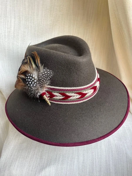 SOMBRERO ALA 9 MARRON MERINO- DOBLE CORDON (CON PLUMAS) – Alexia Alvarez de Toledo