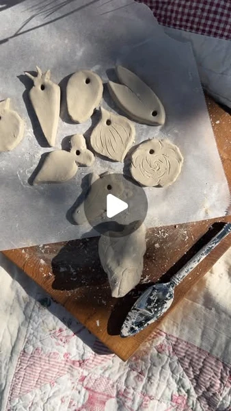 Gaëlle - Recettes & Vie à la campagne on Instagram: "Lequel est votre préféré ? 🍅🥕🍓🫛L’atelier de poterie était fermé pendant les vacances. Alors j’ai commandé un kit d’argile Autodurcissante et j’en ai profité pour décorer le jardin.✨🌿J’adore cette idée et je vais continuer ma petite production à la maison 🏡Sympa comme idée à faire avec les enfants 🎨#jardin #jardinpotager #diy #poterie #decojardin"