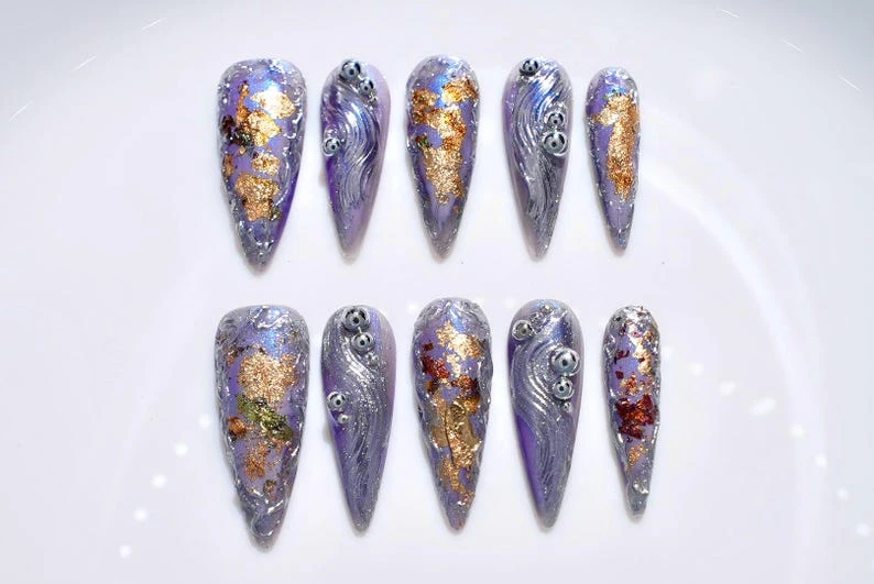 Ongles 3D violets et dorés | Presse faite main personnalisée sur les ongles | Faux ongles en acrylique | Ongles en gel | Ongles peints à la main |