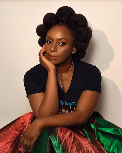 Dear Ijeawele: A Feminist Manifesto in Fifteen Suggestions. Lektüre inkl. Extras für Smartphone + Tablet Broché – 18 juin 2021