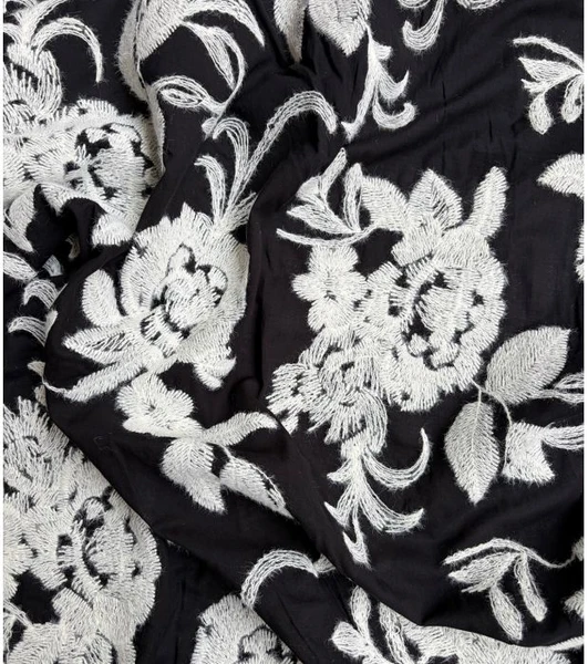 Tissu brodé - Fleurs d'hiver noir