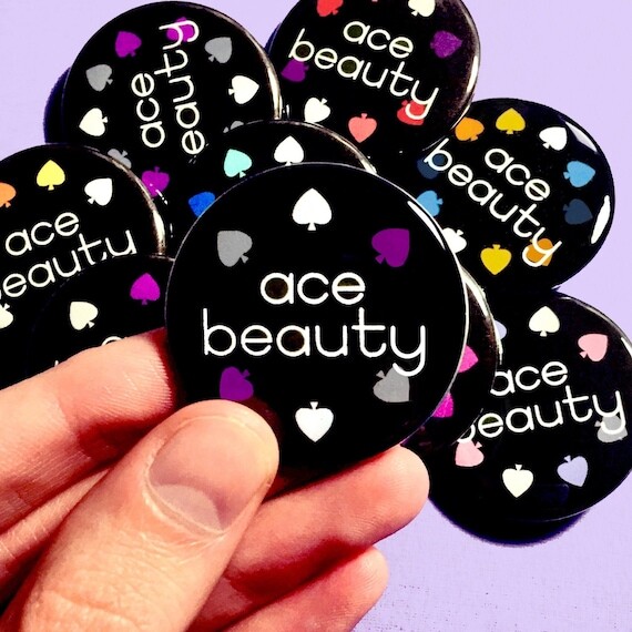 Ace Beauty Button // Subtil Noir // Asexuel Demisexuel GrisExuel Aceflux Fraysexual Cupiosexual AroAce Apothisexual Aegosexual Quoisexual