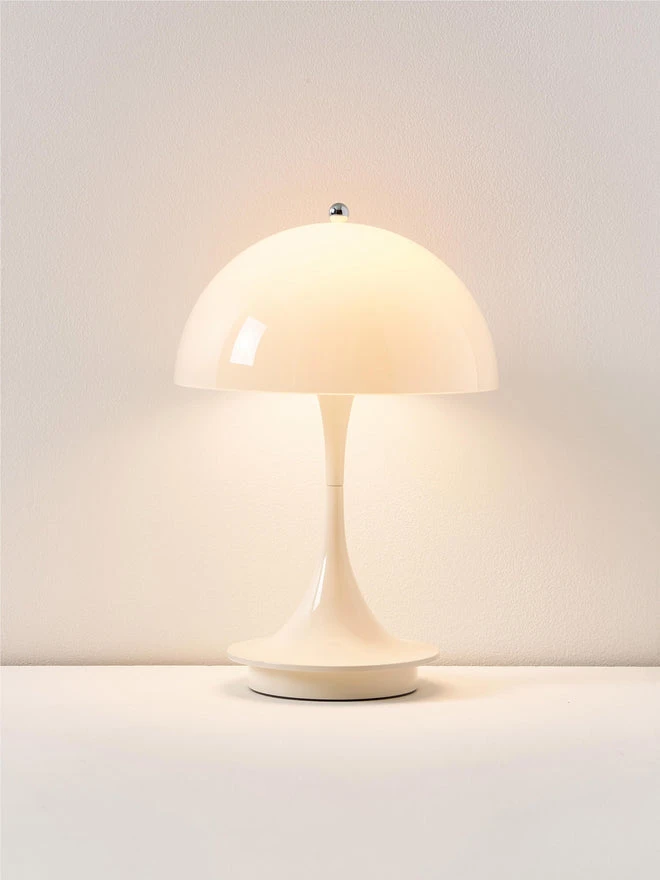 Lampe à poser LED mobile Panthella, haut. 24 cm, design Verner Panton
