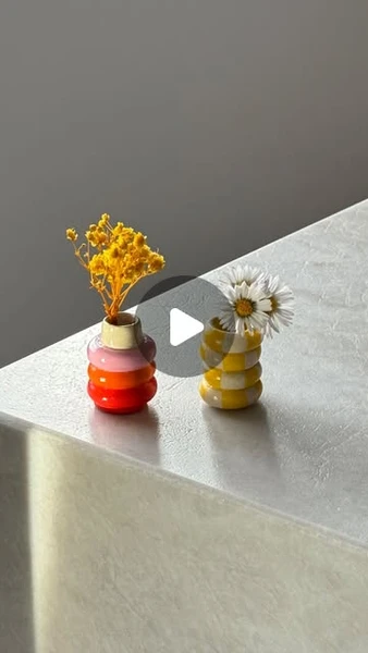 Margaux Seydoux | diy, food & lifestyle on Instagram: "Diy mini vase aimants 🌻🌷💐 Vous préférez lesquels ? 1 ou 2 ? 😁(inspo : @andy.studioph & @querico.ceramics )-Idéal pour y mettre des fleurs séchées, qui resteront éternelles, ou pour conserver les jolies fleurs que vos enfants ramènent à la maison🏡-#diy #doityourself #diyvase #minivase #clay #suisse #switzerland #diyclay #fridgemagnet #diymagnets #magnets #diyaimants"