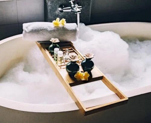 alpina Salle de Bain Planche Bois - Plateau de Bain 50-92 x 18 x 4 cm - Decoration Salle de Bain Bambou avec Support de Livre et Porte-Tablette - INCL. Porte-Gobelets, Marron