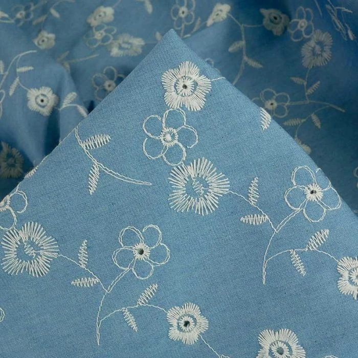 Chambray denim broderie fleurs écrues – bleu clair | Tissu brodé et léger