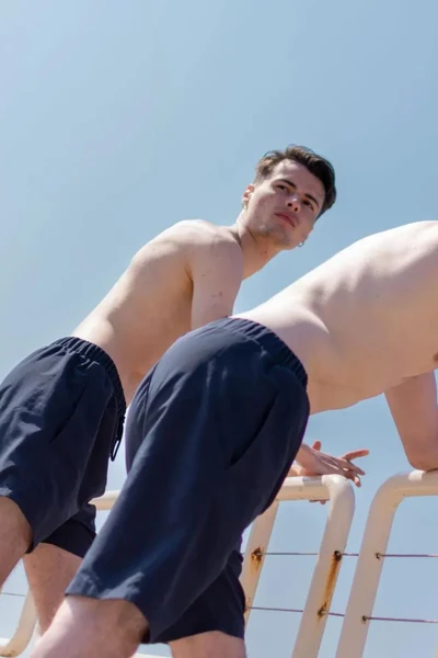 Patron pour coudre un short de bain pour homme - Marie Claire