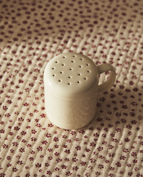 SAUPOUDREUR EN PORCELAINE