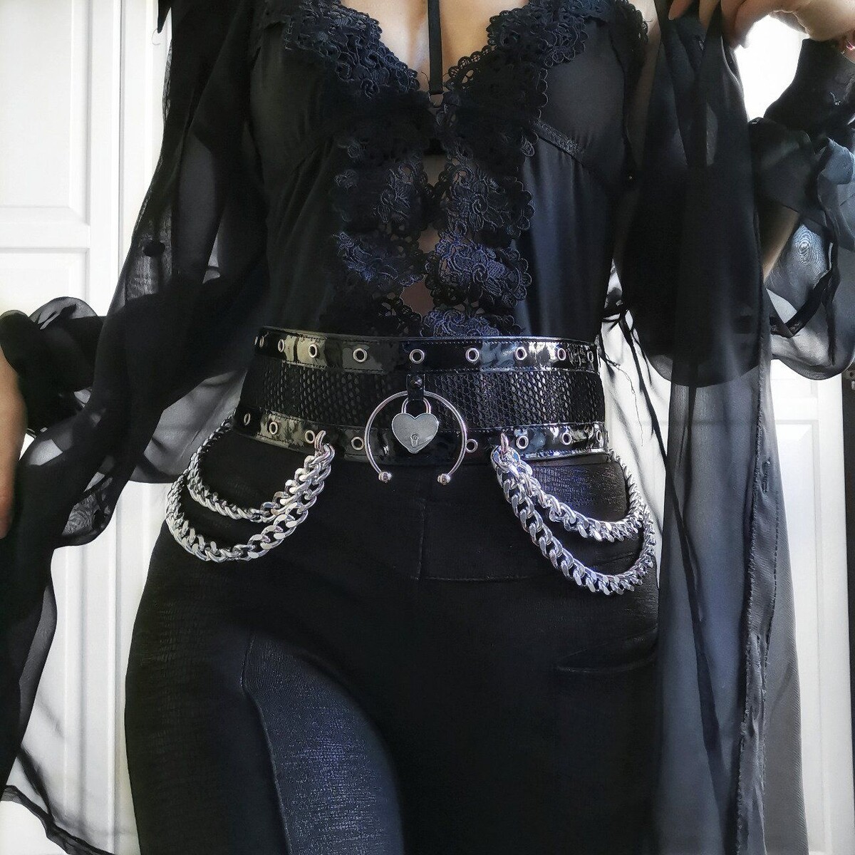 Ceinture vynil et chaines métalliques avec cadenas coeur - BOLD N'HEAVY - COLLECTION ST VALENTIN - Shop-decadenza