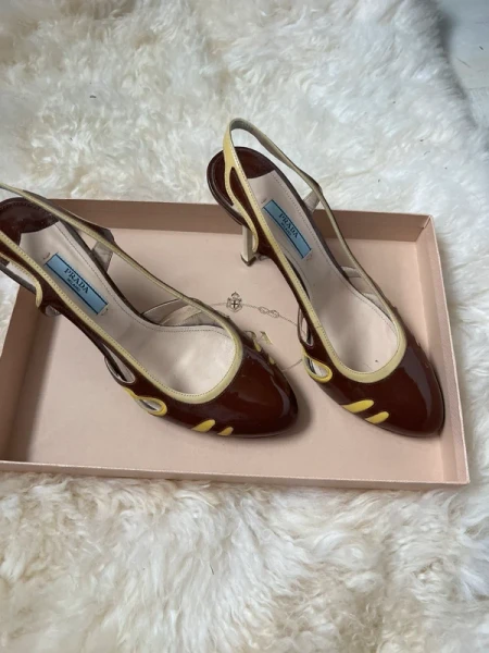 Escarpins Prada Vernis Marin et Jaune 38,5