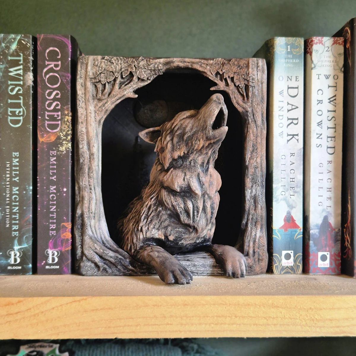Coin lecture Loup hurlant – Étagère à livres fantaisie boisée | Décoration animalière gothique | Support de livre Dark Academia