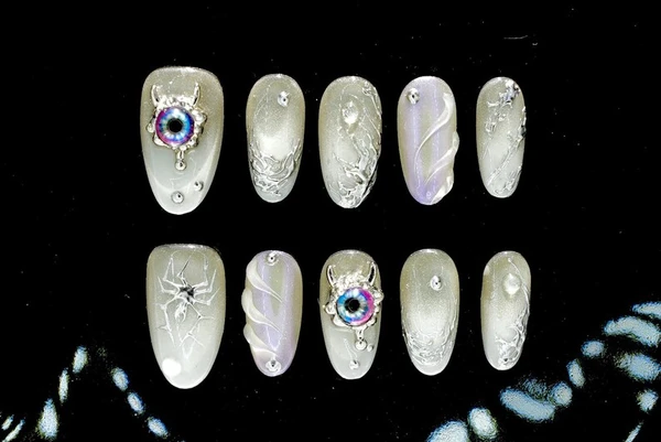 Presse-ongles araignée de l'an 2000 | Conception Web personnalisée en chrome argenté | Ongles 3D accent mauvais œil | Art fluide lueur violette |
