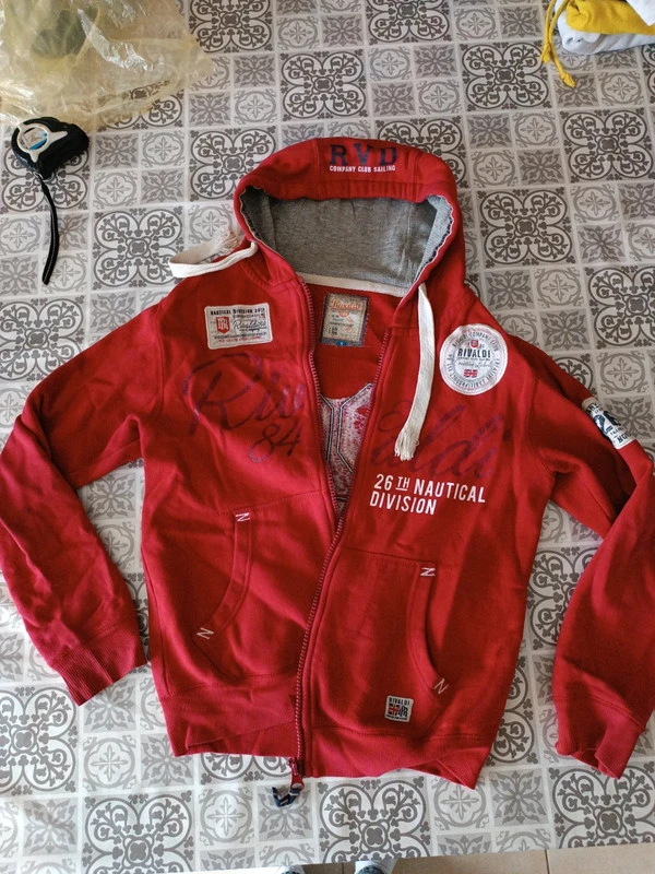 Veste rouge avec motif, grosse capuche