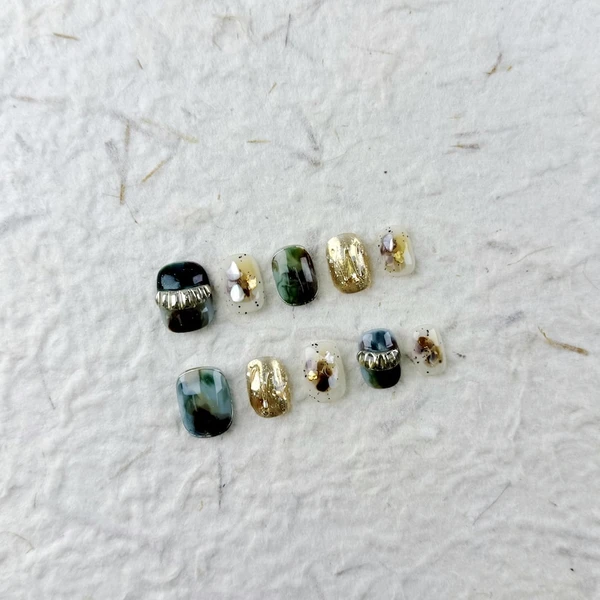 Ongles à presser carrés courts et élégants dans un dégradé de vert foncé à noir avec des accents métalliques, des reflets dorés/argentés et des