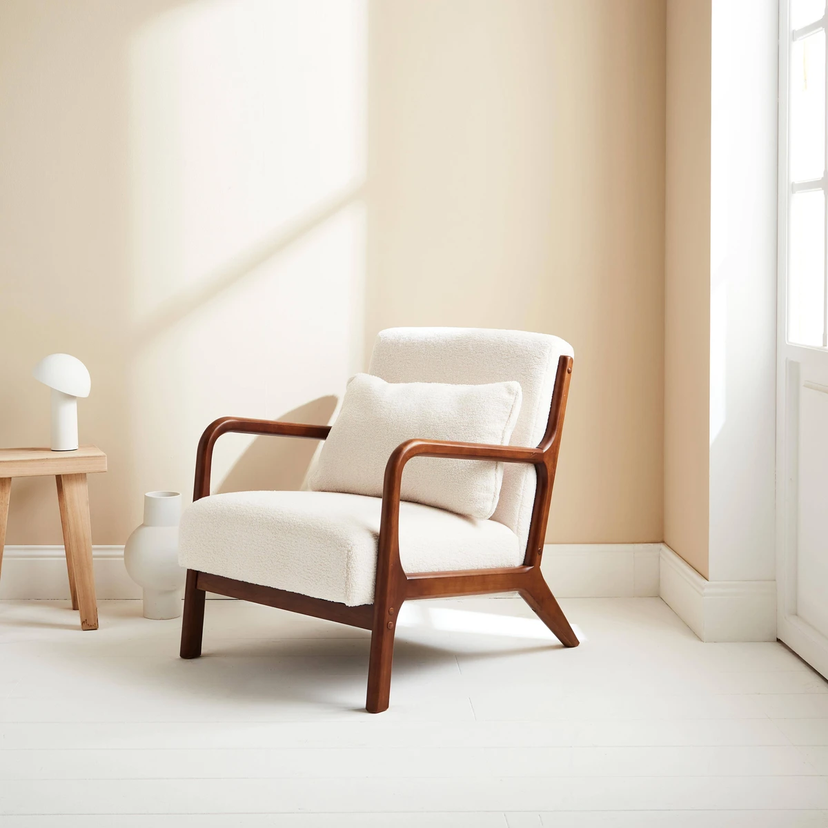 Fauteuil scandinave bois d'hévéa teinté noyer clair et bouclette
