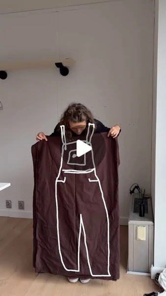 Jua créations • SLOWFASHION on Instagram: "j’ai cousu une salopette (chocolat) (barrel) le rendu me plaît beaucoup 🥹 j’ai commencé samedi à 11h30 (il m’a bien fallu 1h30 pour assembler/comprendre/découper le patron puis j’ai terminé le dimanche midi!!.Biensur il y a quelques petits hics sinon c’est pas rigolo mais voilà la résultat!!!.c’est un patron @maeli.paris que j’ai acheté sur leur site, d’habitude j’aime bien me lancer sans patron sans rien mais ça change de suivre des consignes et se laisser guider c’est cool aussi 🌞.le petit haut est maison aussi mais sans patron celui ci!!"