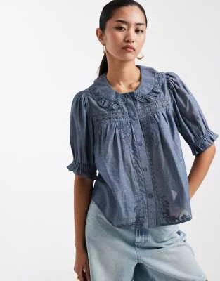 Miss Selfridge - Blouse en chambray à col Claudine et détails en dentelle - Bleu moyen délavé
