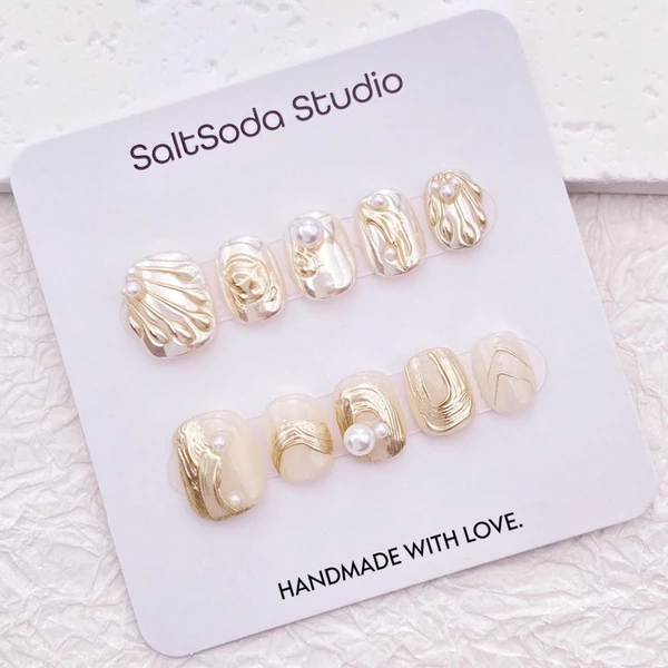 Ongles à presser faits main en nacre et coquillage : métal doré vintage