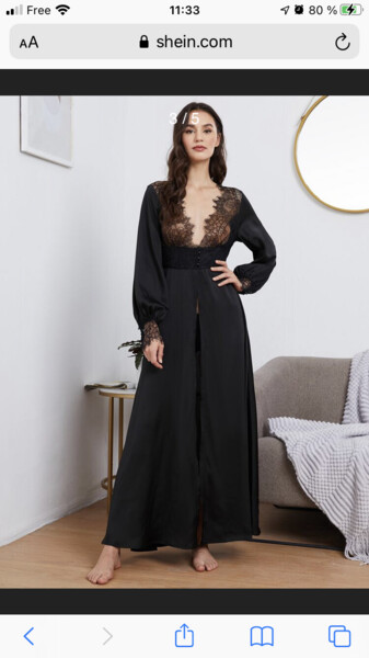 Robe de nuit en satin avec manches bouffantes et dentelle