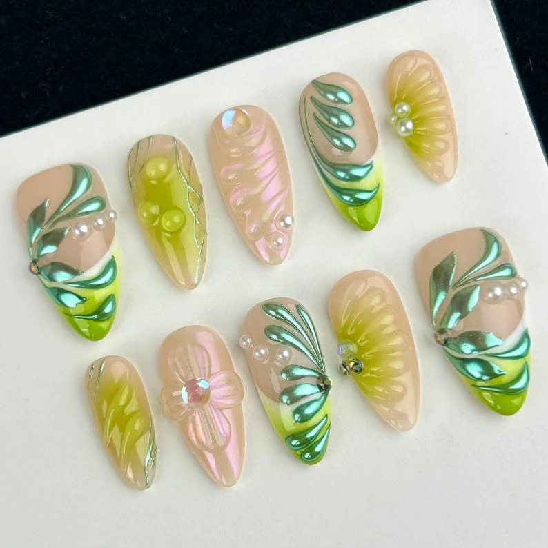 Lignes tourbillonnantes vertes pailletées de style rétro, ongles français, ongles métalliques, ongles en perles, ongles minimalistes, faux ongles en