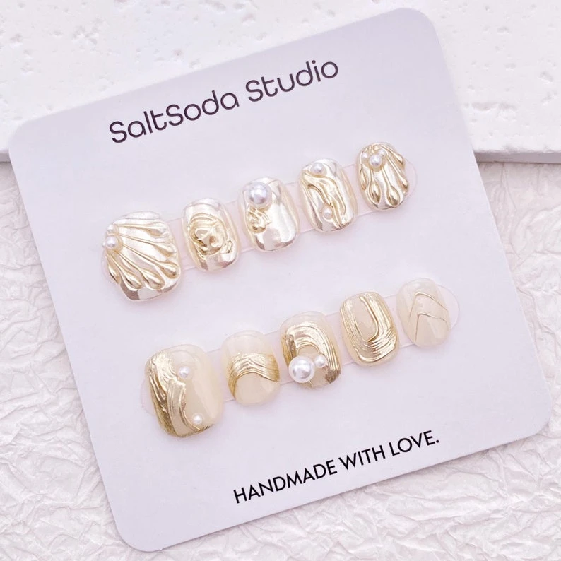 Ongles à presser faits main en nacre et coquillage : métal doré vintage