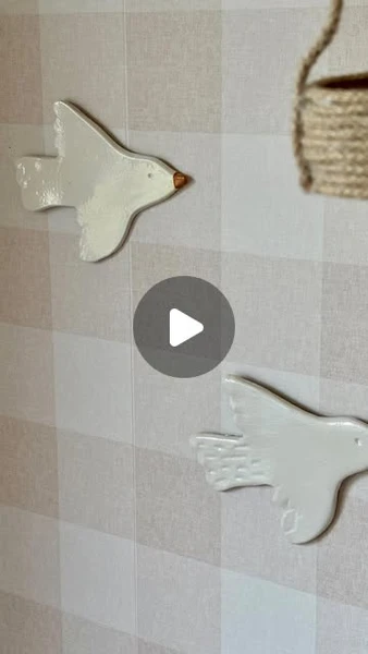 Pauline Mairlot on Instagram: "J’oublie parfois que l’argile autodurcissante existe et qu’on peut faire plein de trucs avec comme ces petits oiseaux trop chou pour décorer la chambre de Juliette 🌸Pour une question d’organisation j’ai décidé de reprendre les « petits » DIY de ce genre parce que si je me concentre sur des gros projets comme je l’ai fait ces derniers mois / ces dernières années je ne poste plus qu’une fois par mois voir moins encore et c’est nul! Donc maintenant toutes les semaines je posterai un « petit DIY » le week-end et en fonction du temps que celui-ci m’a pris pendant la semaine; admettons le mercredi j’ai terminé mon DIY ben jeudi vendredi samedi et dimanche je peux bosser sur des plus gros projets (ex: les chaises, le hall, le grenier, upcycling de meuble etc) et poster quand ils sont finis sans me foutre la pression pour terminer pour tel moment pcq j’aurais d’office un DIY de prévu par semaine!J’espère que cette nouvelle organisation et nouveau(x) DIY vous plairont! 🫶🏻#diy #doityourselfhome #diydecoration #decorationdinterieur #instadiy #instadeco #diyhomedecor #decoration #decodinterieur #ideediy #inspideco #easydiy #decodiy #doityourself #homediy #instadeco #handmade"