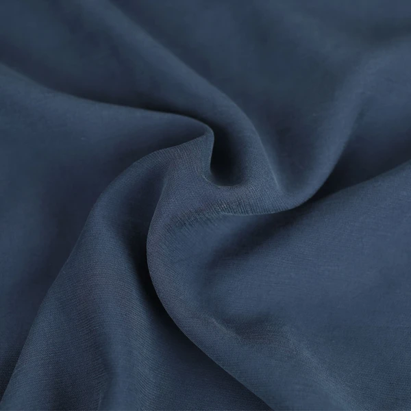 Tissu viscose uni Zélie effet peau de pêche marine / pour vos coutures de vêtements léger et souple