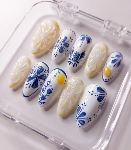 Porcelain and lemons press on nails, porcelain inspired nails, decorated with blue designs and 3d lemons. Handpainted set of press on nails