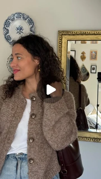 Mélanie 🧵 sur Instagram: "Vous aimez ? 🥹 Je le mets en boucle depuis que je l’ai terminé.
Le patron c’est Lucien de @_reharey_ tellement fière d’avoir été testeuse pour une personne qui a cru en moi quand on était moins de 500 ici 🫶
Coté laine, j’ai utilisé :
- 8 pelotes de Alpaca Silk Bushed (coloris beige) @boutique_kalidou
- 11 pelotes de Daisy (coloris nougat clair) @boutique_kalidou
Taille d’aiguilles : 5mm donc ça va “assez vite” (ça reste du tricot haha) et 4mm pour les côtes et le col
Si vous avez des questions dites moi en commentaire 🌞"