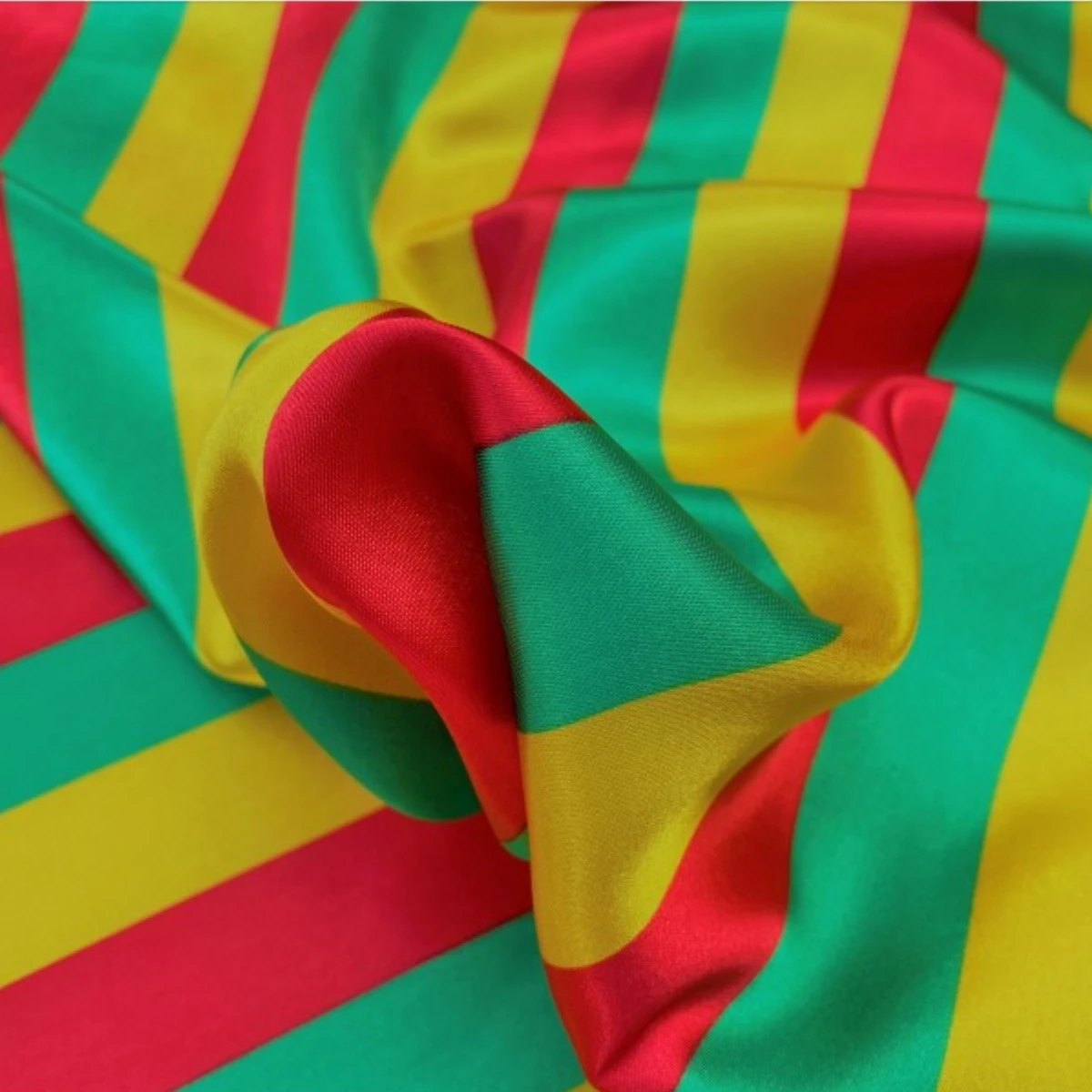 Tissu Satin Carnaval Rouge Vert Jaune au Mètre pour la confection de Déguisements