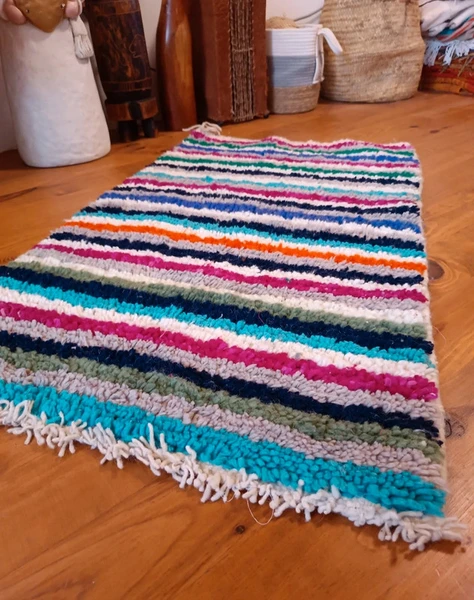 📏 110 x 65 cms - Tapis berbère en laine de moutons à rayures multicolore