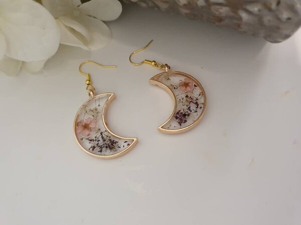 handmade flower resin earrings gifts for her, ladies earrings, gifts handmade earrings real flower earrings , pressed flower moon jewellery,