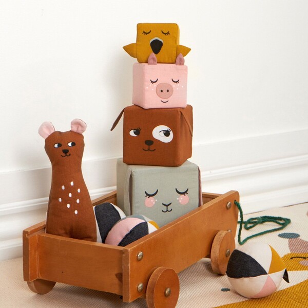 Cubes animaux en tissus à empiler