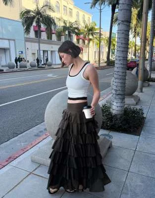 Bershka - Jupe mi-longue style champêtre à volants - Gris délavé