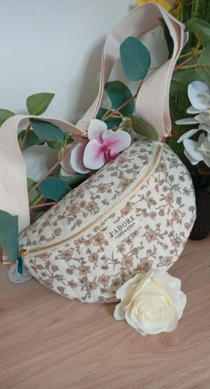 Sac à main beige fleurie matelassé," J Adore"