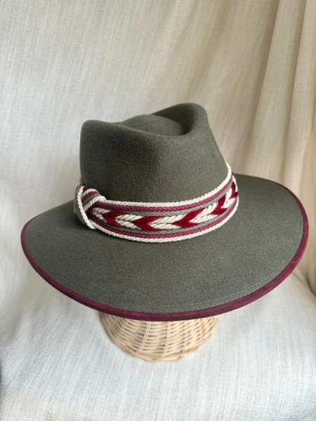 SOMBRERO ALA 8-VERDE DOBLE CORDON (SIN PLUMAS) – Alexia Alvarez de Toledo