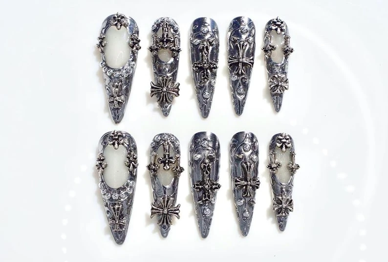 Presse à ongles gothique coeur 3D chromée | Nail art 3D croix argenté | Faux ongles punk faits main | Ongles longs en forme d'aiguille en